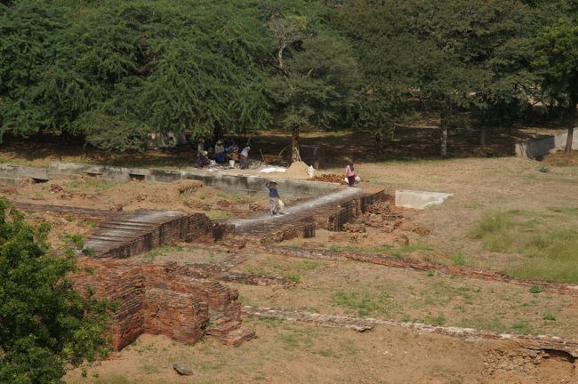 こっちは？古い王宮とか。発掘作業中でしょうかね。