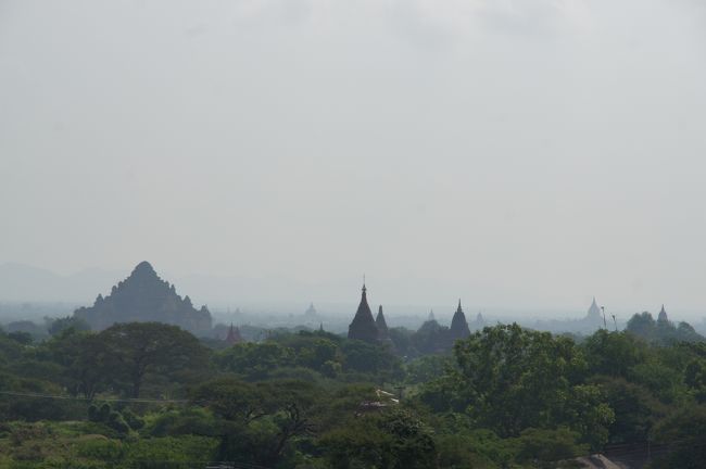 遠くにダマヤンヂー寺院。