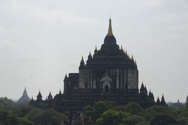 タビィニュ寺院。威圧感有るなぁ。