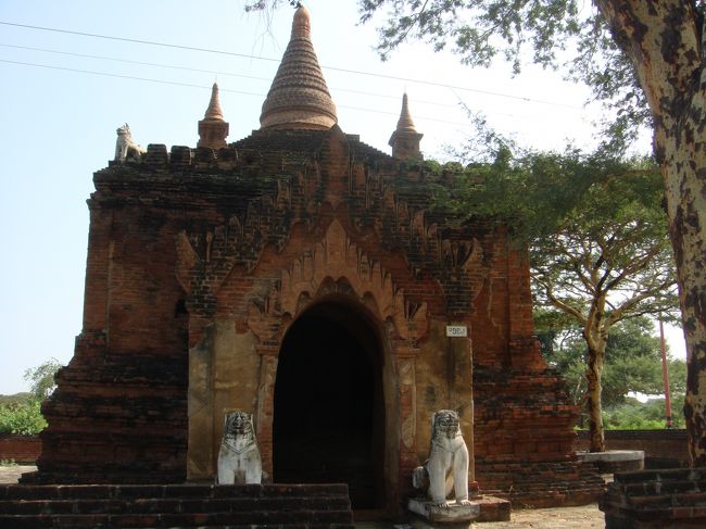 タンドーヂャ石仏の祠です。祠の規模は小さめですが、