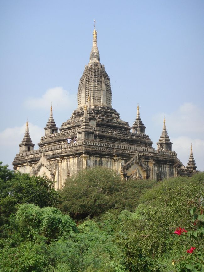 シュエグーヂー寺院を眺めたり、タビィニュ寺院も眺めたりしながら、次へ。