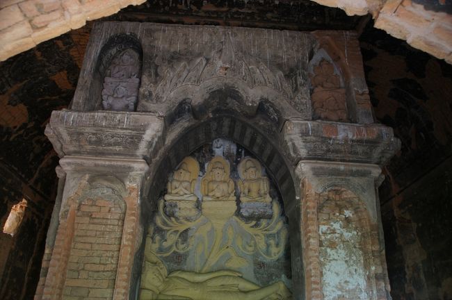 祠？部分の壁面には、ヒンドゥーの神様のレリーフです。