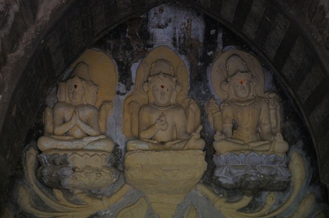 見るからに、修復の跡っぽい…