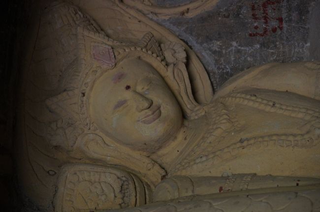 寝仏みたいな神様も。