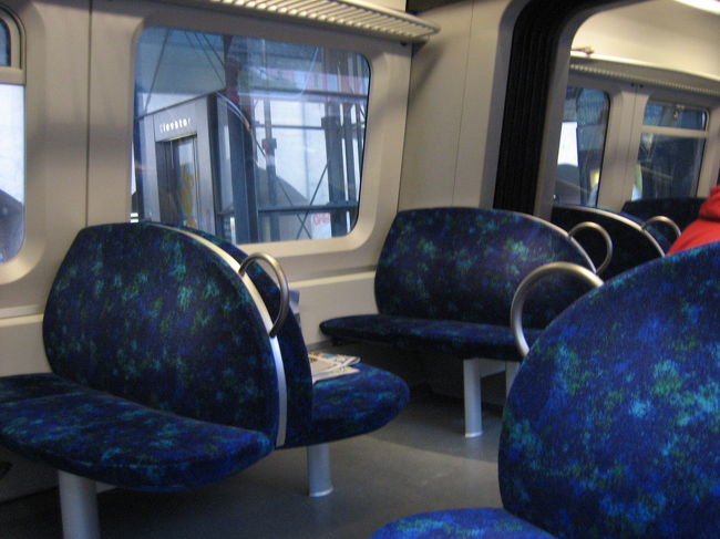回数券を買って電車（S-Tog）に乗りました。<br />中はこんな感じ。やっぱりどことなく洗練されていて、おしゃれ！<br />自転車を乗せることもできる車両もあります。<br />デンマークの自転車保有率は約1人1台。自転車大国です。<br />道路が整備されており、自転車専用レーンなんかもあったりして、近距離の移動にはみんな自転車を利用するそうです。<br />