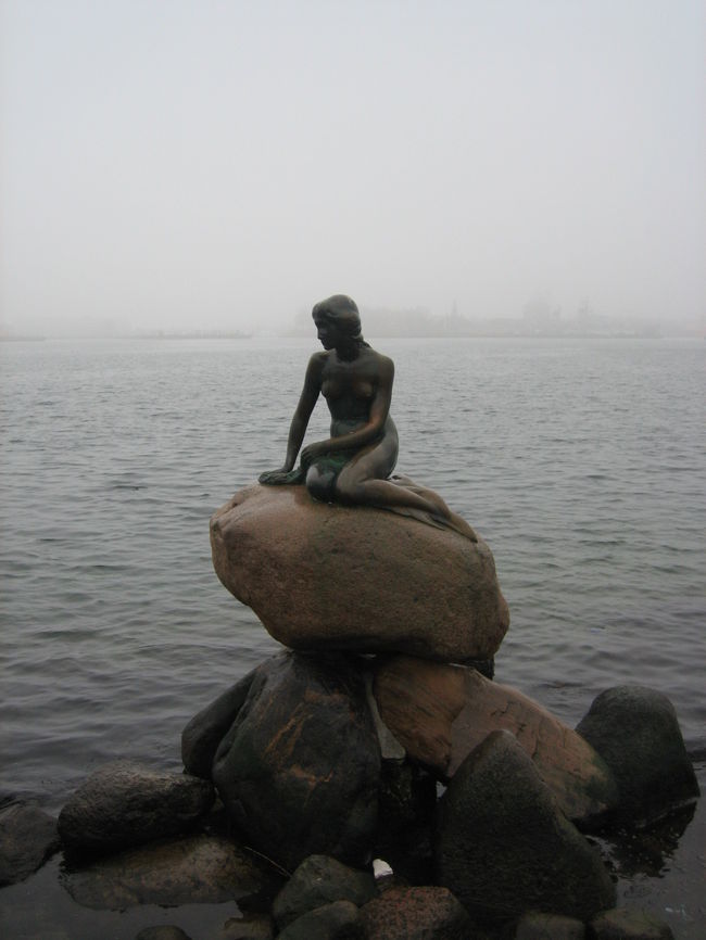 125センチと小柄の人魚。<br />私としてはそんながっかりではなかったです。<br />人魚は下半身は魚ですが、この像は足首近くまでが人間のまま。<br />モデルの足があまりに美しく、うろこで覆うのが忍びなかった為と<br />いわれています。