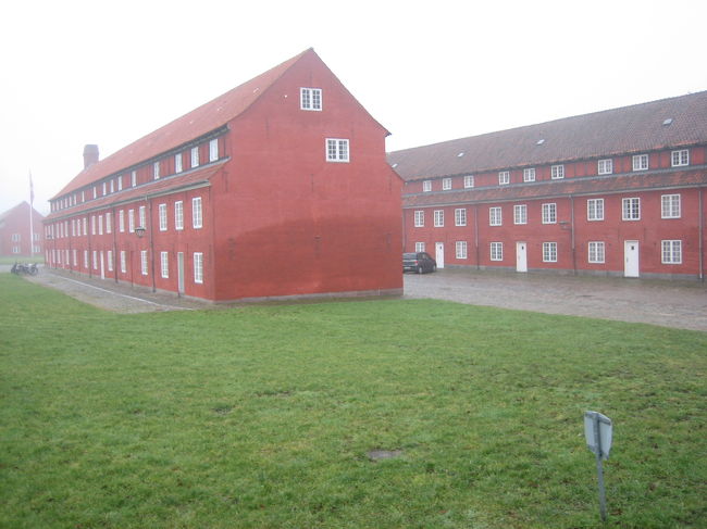 人魚からすぐにある、星型のカステレット要塞へ。<br />コペンの港町を守るために作られたといわれています。<br /><br />今は使われていない大砲などありました<br />この赤い建物は、衛兵の宿舎。