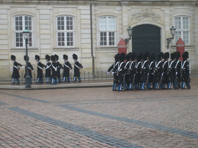 この衛兵はローゼンボー離宮を11：30に出発して街中を音楽隊と共に行進し、12：00にアメリエンボー宮殿に到着をするようになっているそうです。