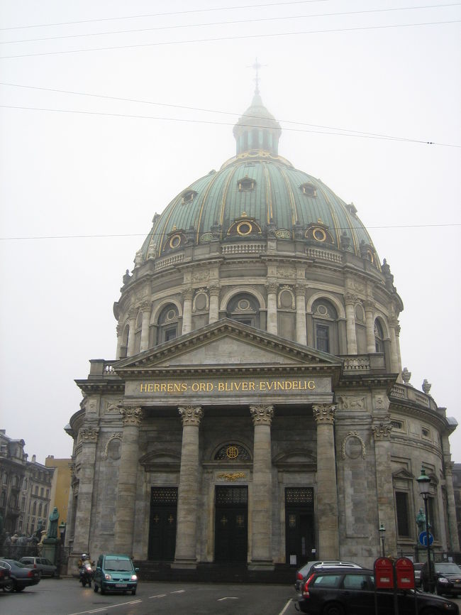 交代式が終わった後、フレデリクス教会へ。<br />アメリエンボー宮殿の前に立つ、ロマネスク・バロック様式の教会です。<br />別名、大理石の教会といわれるだけあって<br />ノルウェー産の大理石がふんだんに使われています。