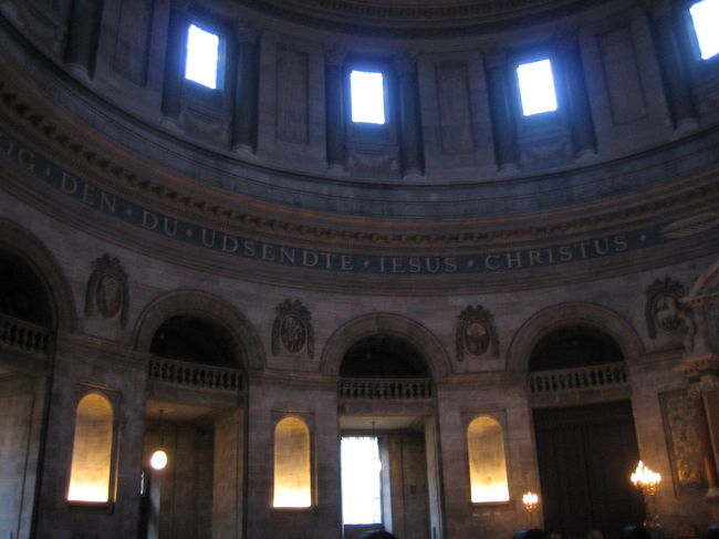 空気は冷たいのだけれども、どこか温かみを感じる教会でした。