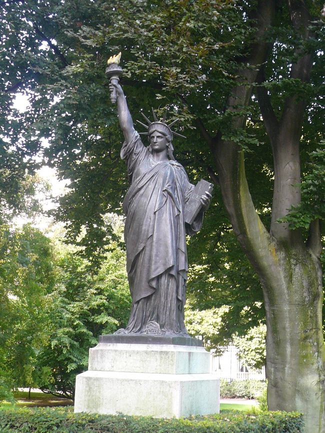 フランスの象徴　<br />自由の女神<br />ようやく逢えました。<br /><br />昨年はセーヌ川の自由の女神だけだったので。<br />今年は絶対に逢いたかったんです。