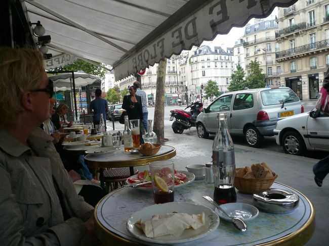 だんだんお天気が悪くなって来て<br />最初しまってあったカフェのテントが出ました。