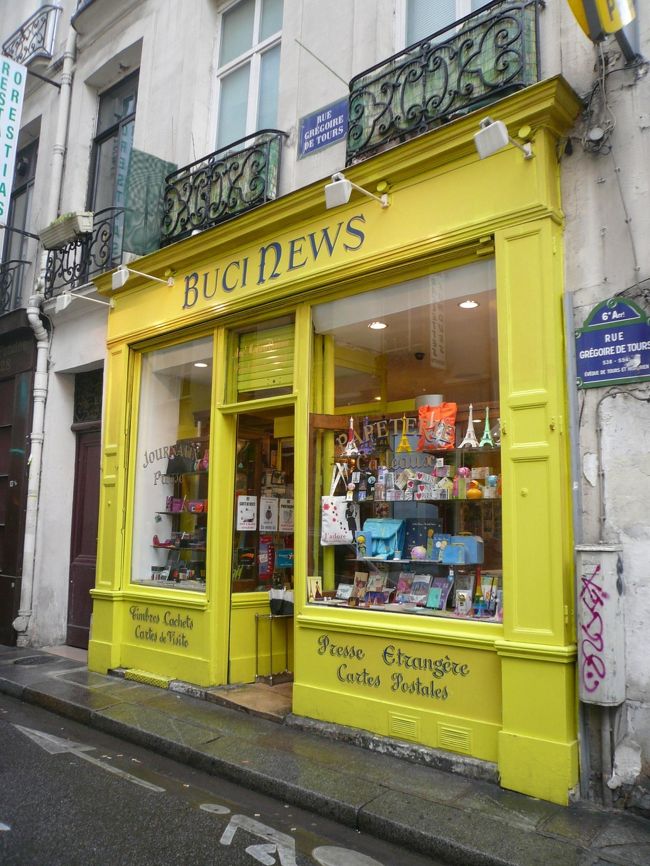 いわゆる文房具やさんです。<br />かわいいエッフェル塔の置物を買いました。<br />ノートなどは日本でもよく見たものもあります。<br />