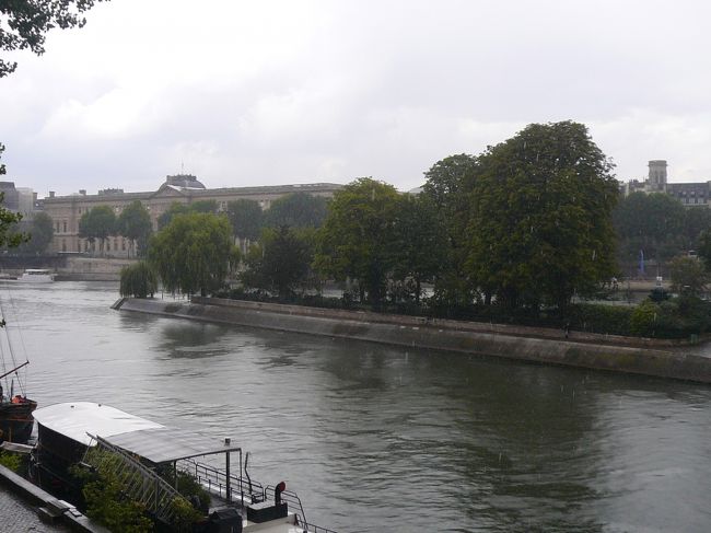 今年のシテ島<br />雨が降っていたので人手が少ないです。<br />雨が降っていなかったらもっとゆっくり散歩したのですが、<br />わたしも急いで地下鉄に乗りサンジェルマンを去り美術館へ走りました。