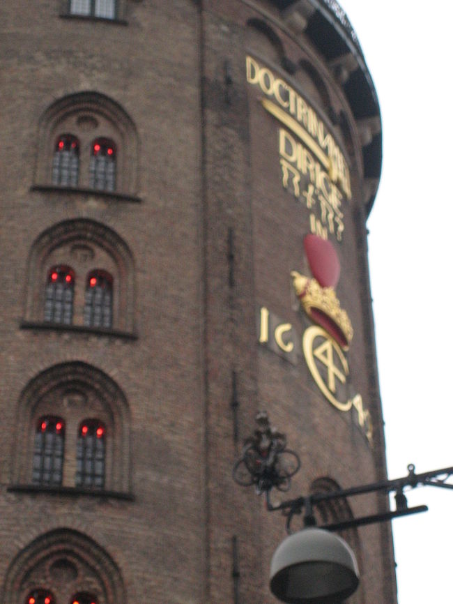 ラウンドタワー。中はらせん状のスロープになっていて屋上まで上がることができます。<br />よくみるとハートマークがついています。