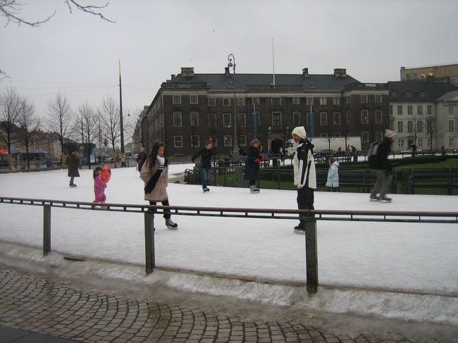 街中にあるスケートリンク。<br />靴もレンタルすることができます。マルメにもありました。<br />