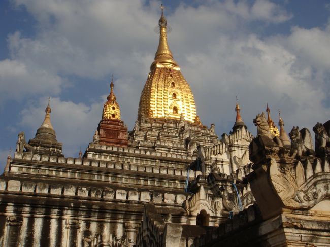 まずはスラマニ寺院を目指すんですが、途中アーナンダ寺院の横を通って…ここも寄って行こうかな。