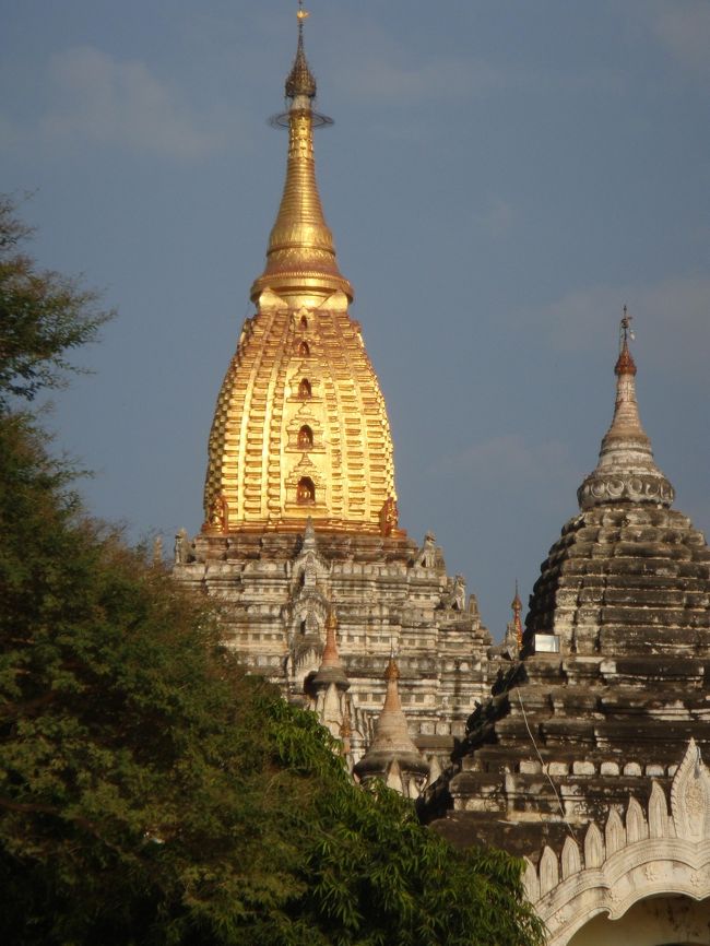 何だか団体さんで賑わってるなぁ。長閑なミィンカバー村とはえらい違いやね。