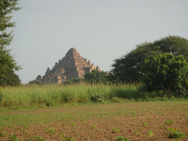 次は…ダマヤンヂー寺院が見えますが、一度通過…