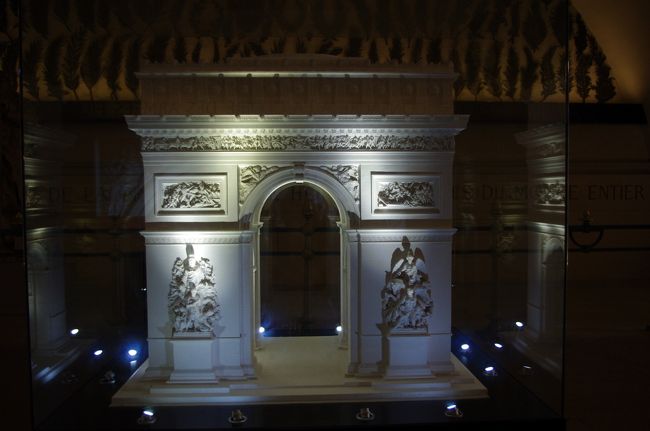 途中、凱旋門の模型もありました。