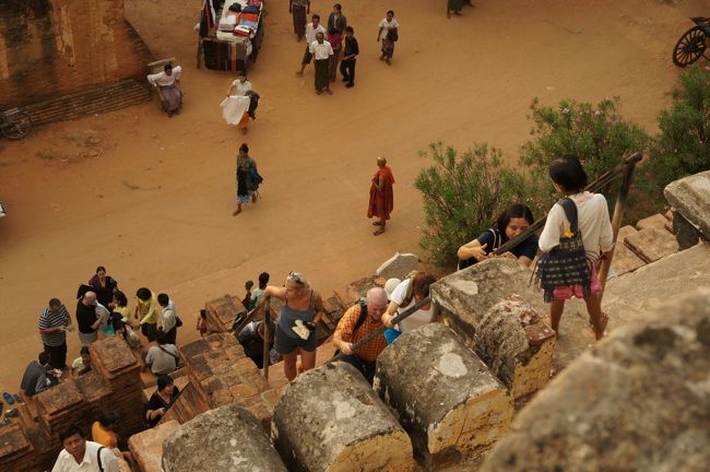 んで、お馴染み？シュエサンドー・パヤーへ。今日も階段は人だかりね。