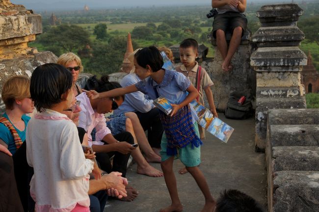土産物売りがあちこちでツーリストに張り付いてます。が、えぇ加減、わたしは面が割れているんで、会釈だけで寄って来ませんね。