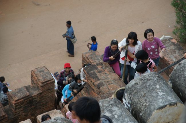 さらに人が増えて行きます。今日も最上段で無く、一段下ですが、けっこ混み合って来ました。