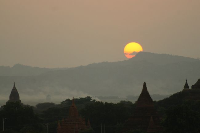 今日は雲間じゃ無く、山の稜線に沈んで行きますね。
