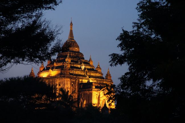 嬢ちゃんと雑談しながら、商談しながら、日が暮れてしまった…<br /><br />帰り道、タビィニュ寺院の方見ると、ライトアップされてるなぁ。でも、もうヘロヘロなので、遠目に眺めるだけで。