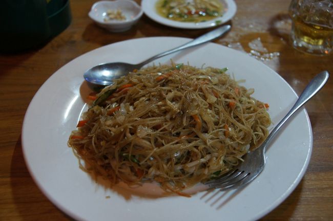 焼きビーフンの晩ごはんです。むしろメインは生ビールだったかな。<br /><br />明日はヤンゴンに戻ります。<br /><br /><br />−−−−−−−−−−−−−−−−−−−−−−<br />今回の旅の日程は、<br />http://4travel.jp/traveler/hhb00102/album/10525702/