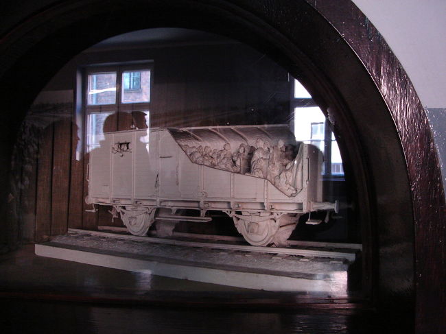 第4ブロック内<br /><br />ナチス・ドイツがソ連を攻撃して間もなく、アウシュビッツにはソ連軍の捕虜も収容されるようになった。収容所へ12,000人の捕虜が送られてきた。そしてほぼ5か月以内にそのうちの8,320人が命を奪われた。ある人は毒殺され、ある人は銃殺され、残りは衰弱し、死んでいった。