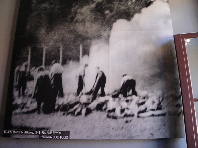 第4ブロック内<br /><br />アウシュビッツ収容所はジプシーの虐殺場でもありました。ここで21,000人のジプシーが虐殺されました。