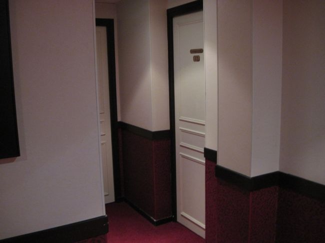 今日は早起きしてベルサイユとシャルトルに向かう。ホテルの廊下。