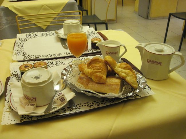 朝食。フランスの一般的なプチデジュネ。<br /><br />フランスのクロワッサンって、なんでこんなにうまいの？バゲットもいける。<br /><br />正直、パンが美味しいわが故郷神戸でも太刀打ちは難しいと思えるくらい美味しい。ふつうのパンなのに。。。