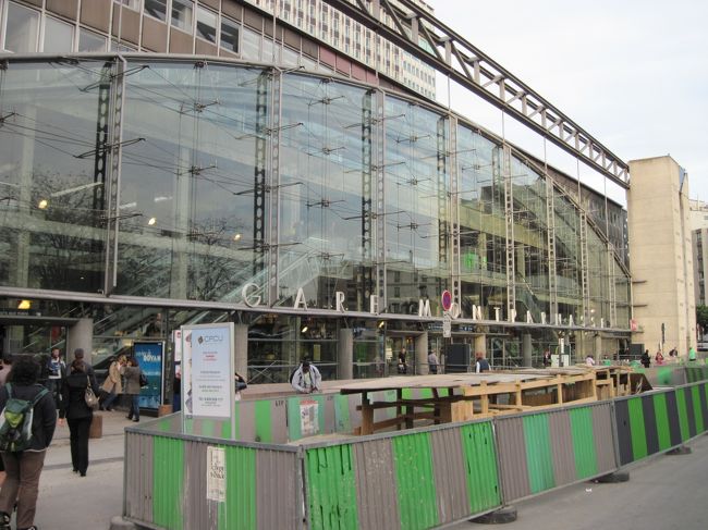 パリ・モンパルナス駅に到着。<br /><br />宿泊しているホテル、『ラスパイユ・モンパルナス』はVAVINの交差点近くにあり、モンパルナス駅へのアクセスが非常に良い。<br /><br />治安も悪くなく、今後もパリ滞在の際には利用したいホテルである。（現在のコスパという条件で）