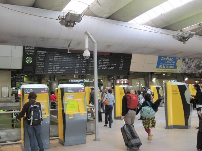 早朝から活気があるモンパルナス駅。