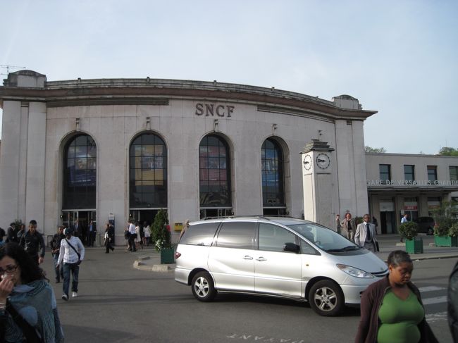 SNCFのベルサイユ駅に到着。RERでないので、宮殿まで若干余分に歩かないといけない。