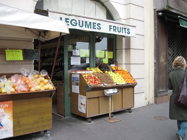果物屋。<br /><br />外国のこういう風景は好きだ。