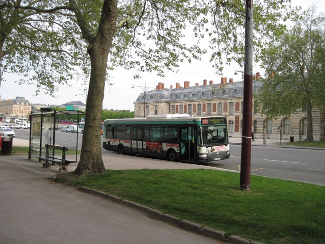 パリ市内と同じ色のバス。この色使いは好きだ。