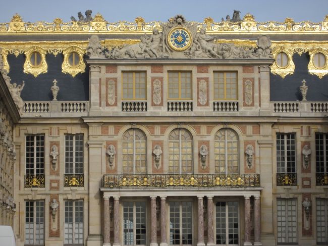 早朝に来たかいがあった。ほとんど並ばずに入場。<br /><br />ベルサイユ宮殿は初入場。２００１年に来たときに入場しようとしたのだが、ストライキしてました。はい、悲しかったです。庭園だけ見て帰りました。<br /><br />なので、今日は見事リベンジを果たせそうだ。