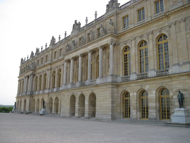 さて、内部の観光を終え外に出た。庭園でも観光しよう。<br /><br />ここは庭園も広いんだよな。