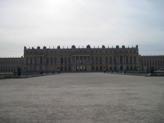 振り返って宮殿を臨む。。