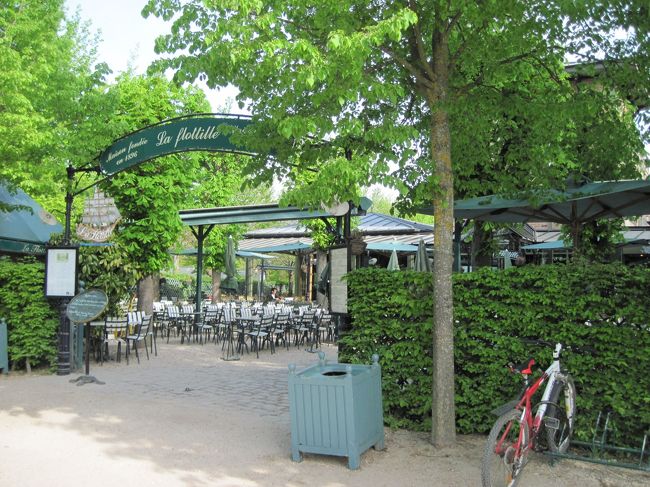 レストラン。だがまだ昼食には時間が早い。