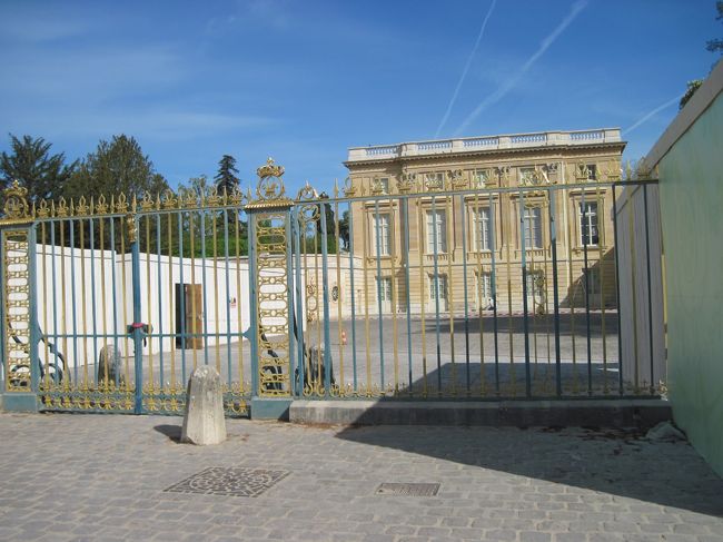 午前中は休み。なんてこった。午後まで待てば入れるが、それではシャルトルに行く時間が無くなる。。。<br /><br />くそっ。<br /><br />また、ベルサイユに来るネタができたではないか！