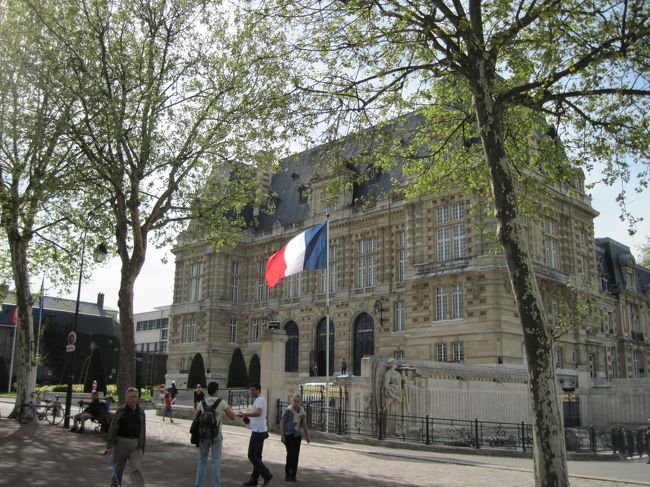 フランス国旗。力強くたなびく。