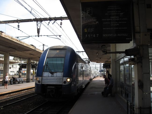 列車がきた。がなぜか小一時間停車したままだった。<br /><br />やはり、こういうところはフランスっぽいな〜と思う。