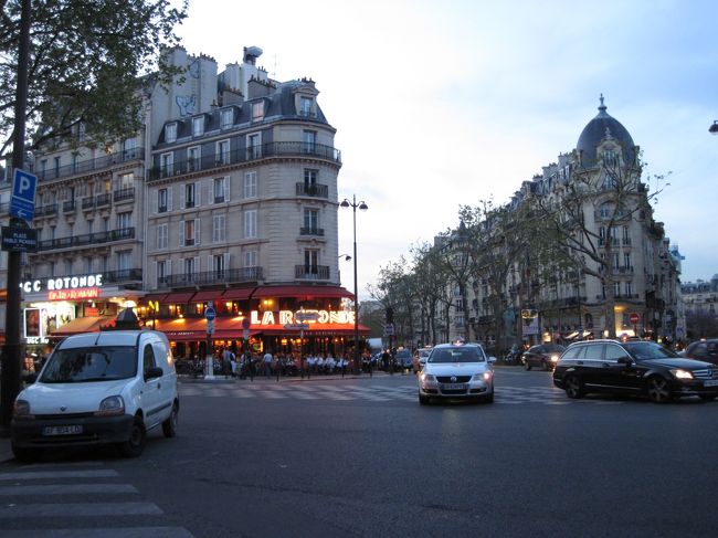 少し街歩きをしよう。<br /><br />VAVINの交差点