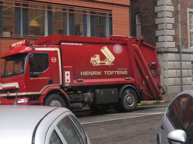 駅まで歩いていきます。<br />働く車シリーズ。なんだろう？