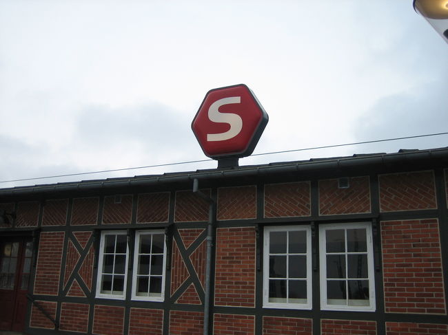 København Hから電車で20分くらいで、Klampenborg駅に到着！<br />ヤコブセンがプロデュースしたというBellevue beachへ。<br />ここから海岸線に向かって歩いていきます。<br />