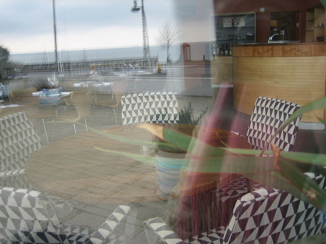 ★Belluvue Restaurant　1937<br />味もインテリアも評判がとってもいいので、ここでランチをと思ったのですが、<br />やっていませんでした・・・何時にOpenなんだろ？<br />窓ガラスに張り付いて中をのぞきました（笑）<br />ヤコブセンの椅子が沢山みえました！